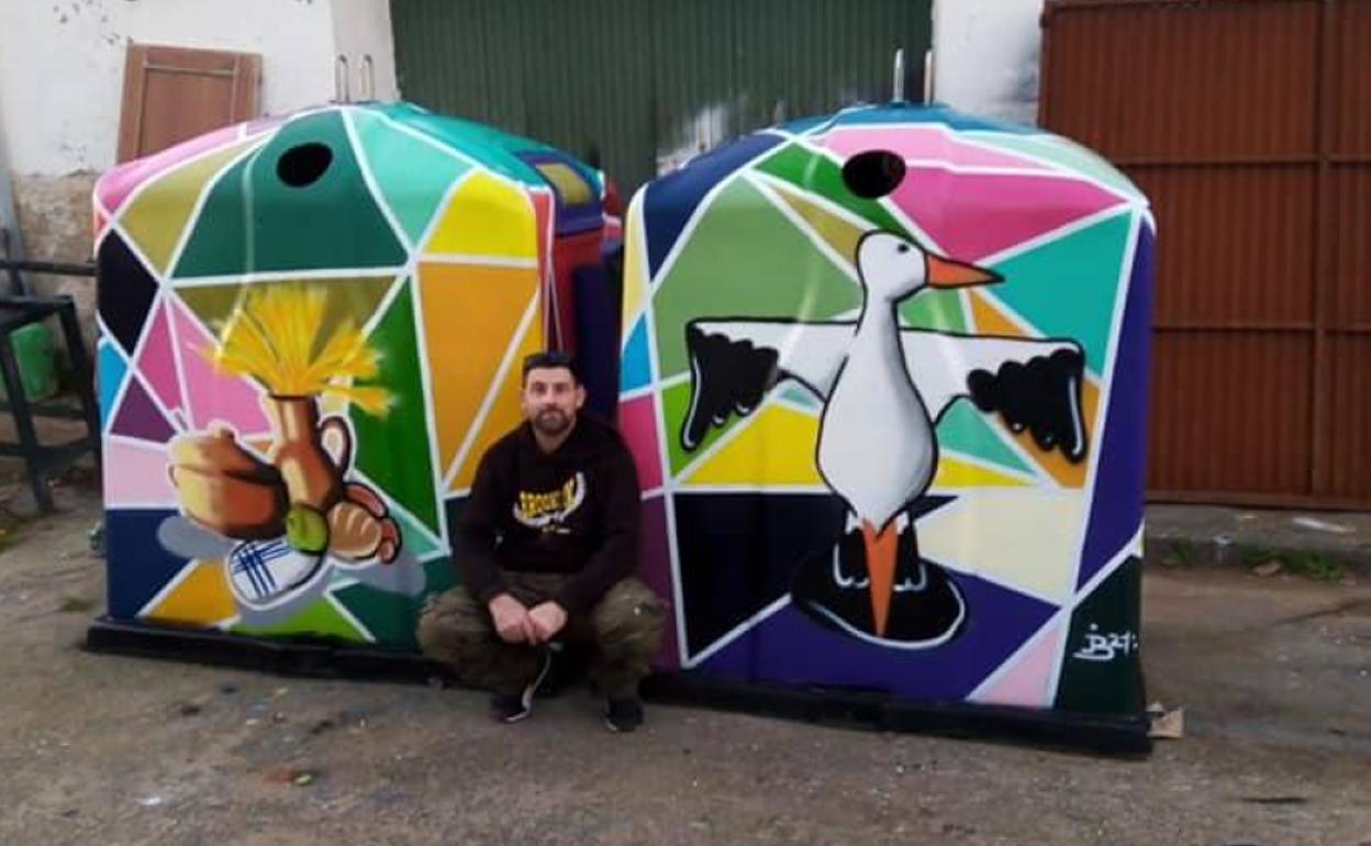 Blas González junto a dos de los contenedores decorados. 