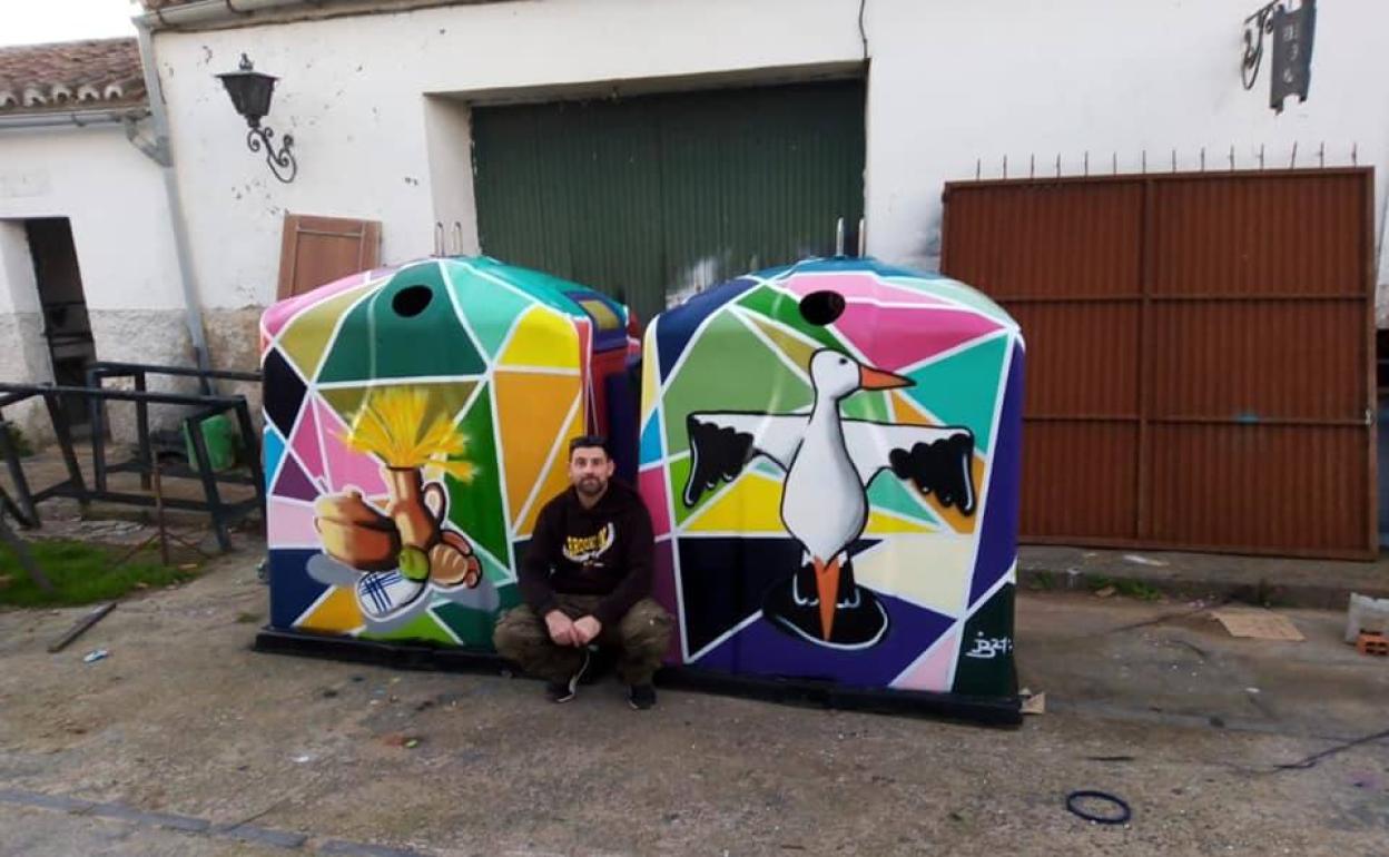 Blas González junto a dos de los contenedores decorados. 