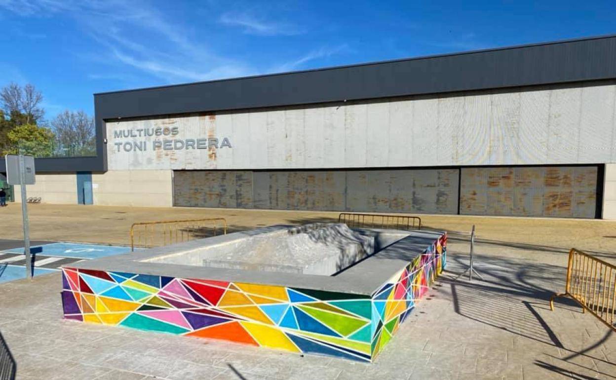 Nueva pintura en la fuente de la plaza de Aizenay. 