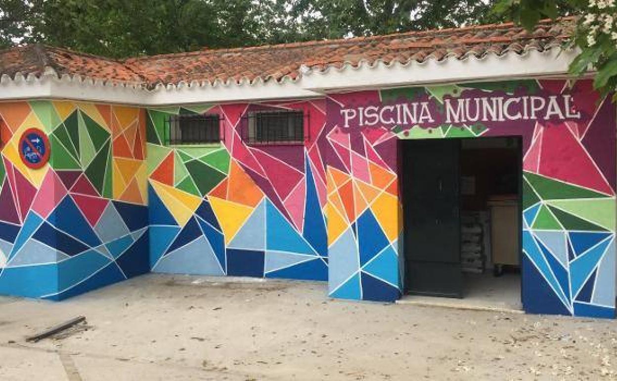 Fachada de la piscina. 