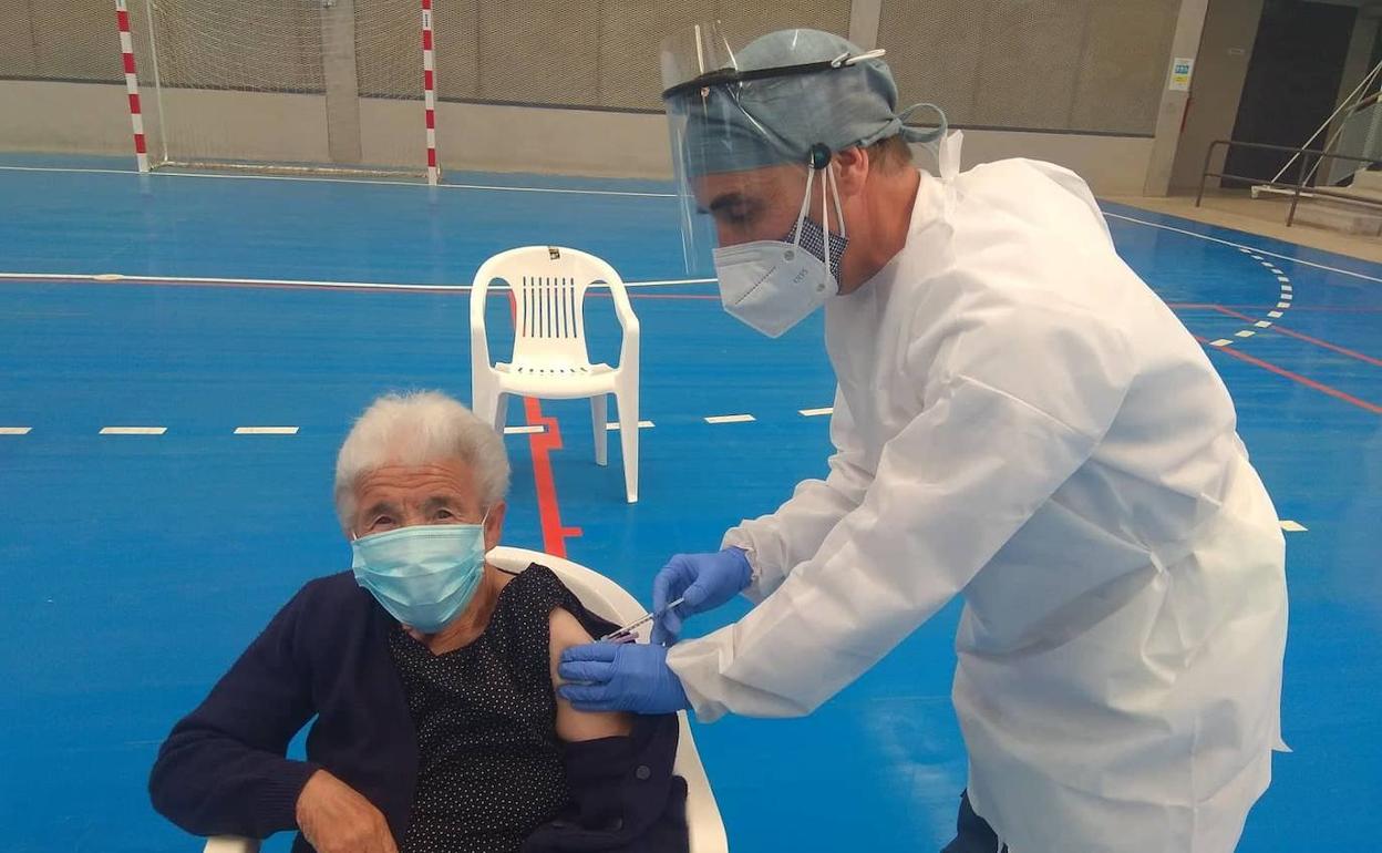 Una vecina recibe su vacuna en el pabellón multiusos. 