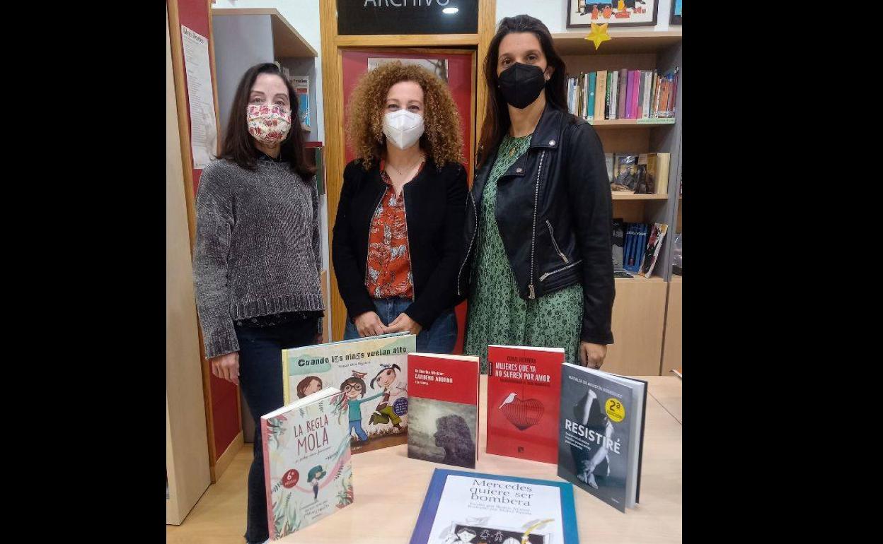 Entrega de libros por parte de las agentes de la Mancomunidad Tajo-Salor. 