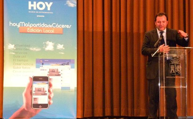 El entonces director de HOY, Ángel Ortiz, durante el acto de presentación de HOY Malpartida de Cáceres, el 5 de mayo de 2011.