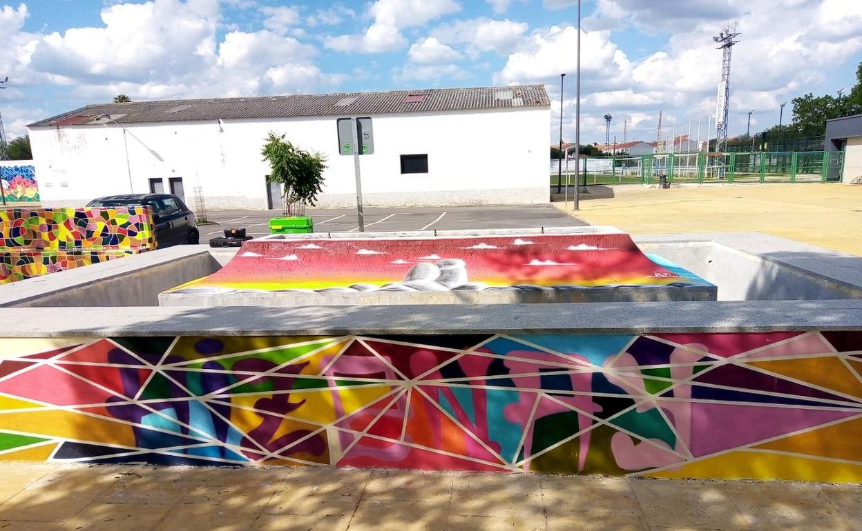 Nueva pintura de la fuente de la plaza de Aizenay. 