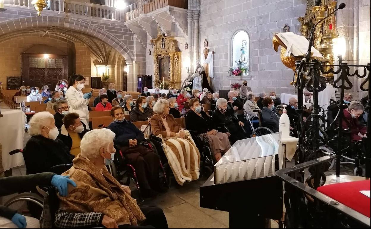 Los mayores de la Residencia y del Centro de Día Santa Ana asisten a una misa en honor a San Isidro