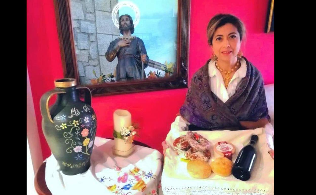 La malpartideña Pilar Pulido con su ofrenda del pasado año 2020. 