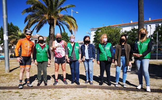 Imagen principal - El Club de Atletismo Malpartida Los Barruecos recibieron el Testigo Solidario de manos de los Crazzy Runners