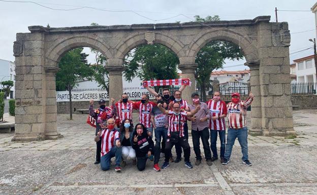 Imagen principal - La Peña Atlética Malpartida de Cáceres celebra el nuevo título obtenido por su equipo