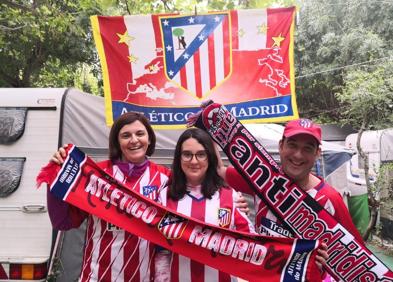Imagen secundaria 1 - La Peña Atlética Malpartida de Cáceres celebra el nuevo título obtenido por su equipo
