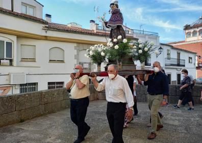 Imagen secundaria 1 - La salida de San Antonio de su ermita dio comienzo al programa de actos en su honor