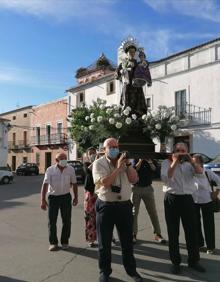 Imagen secundaria 2 - La salida de San Antonio de su ermita dio comienzo al programa de actos en su honor