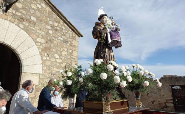 Imagen principal - La salida de San Antonio de su ermita dio comienzo al programa de actos en su honor