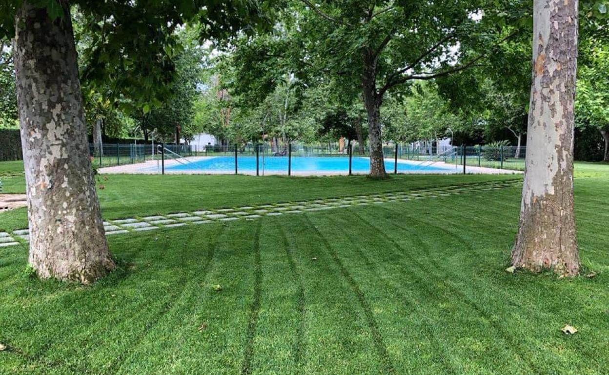 El recinto de la piscina de Malpartida de Cáceres cuenta con casi 9.000 metros cuadrados. 