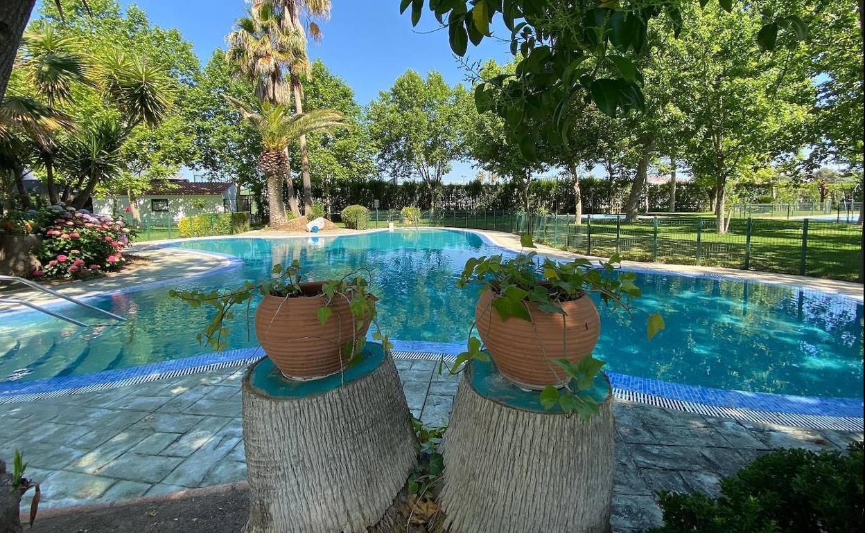 Recinto de la piscina municipal de Malpartida de Cáceres. 