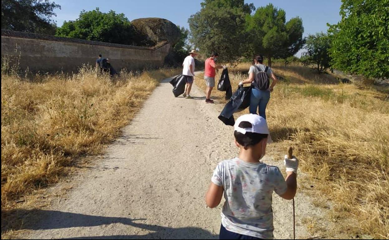 Participantes en la recogida de basuraleza. 