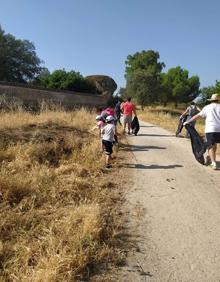 Imagen secundaria 2 - Recogidos cerca de 20 kg de basuraleza en el entorno de la ermita de la Soledad