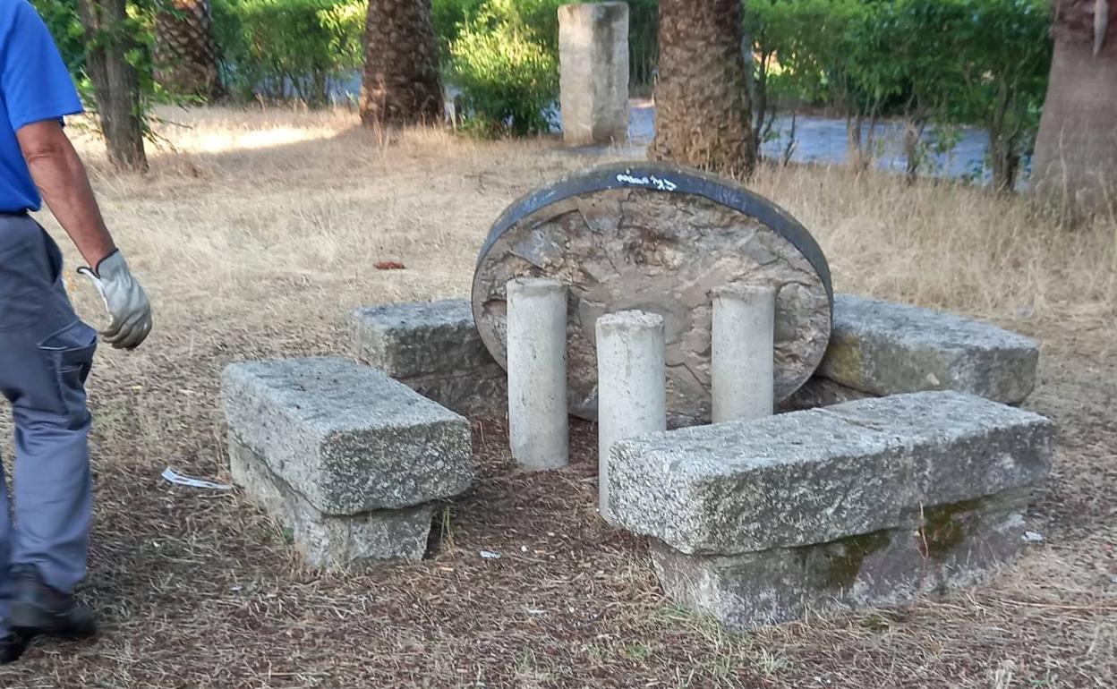 Una de las mesas de granito que han aparecido rotas. 