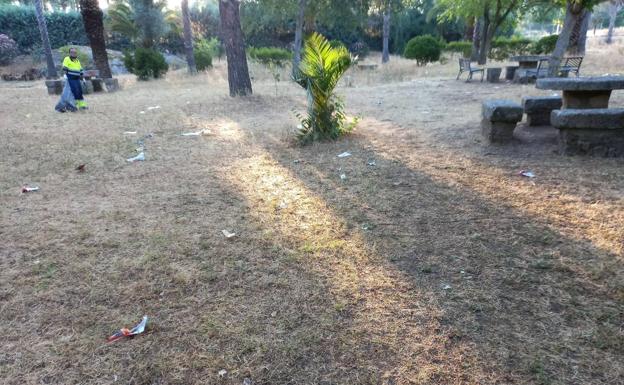 Imagen principal - El Parque Municipal amanece con instalaciones rotas y basura esparcida