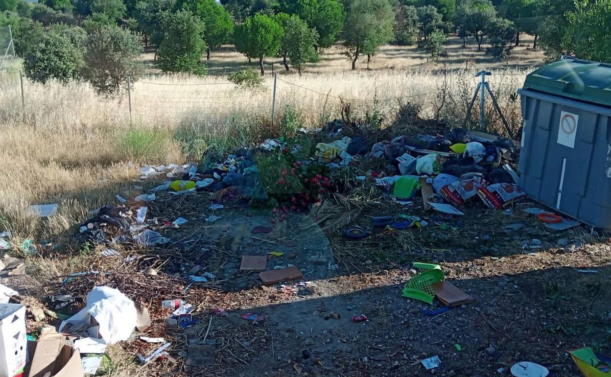 Una de las paradas de recogida de basura, antes de su limpieza. 