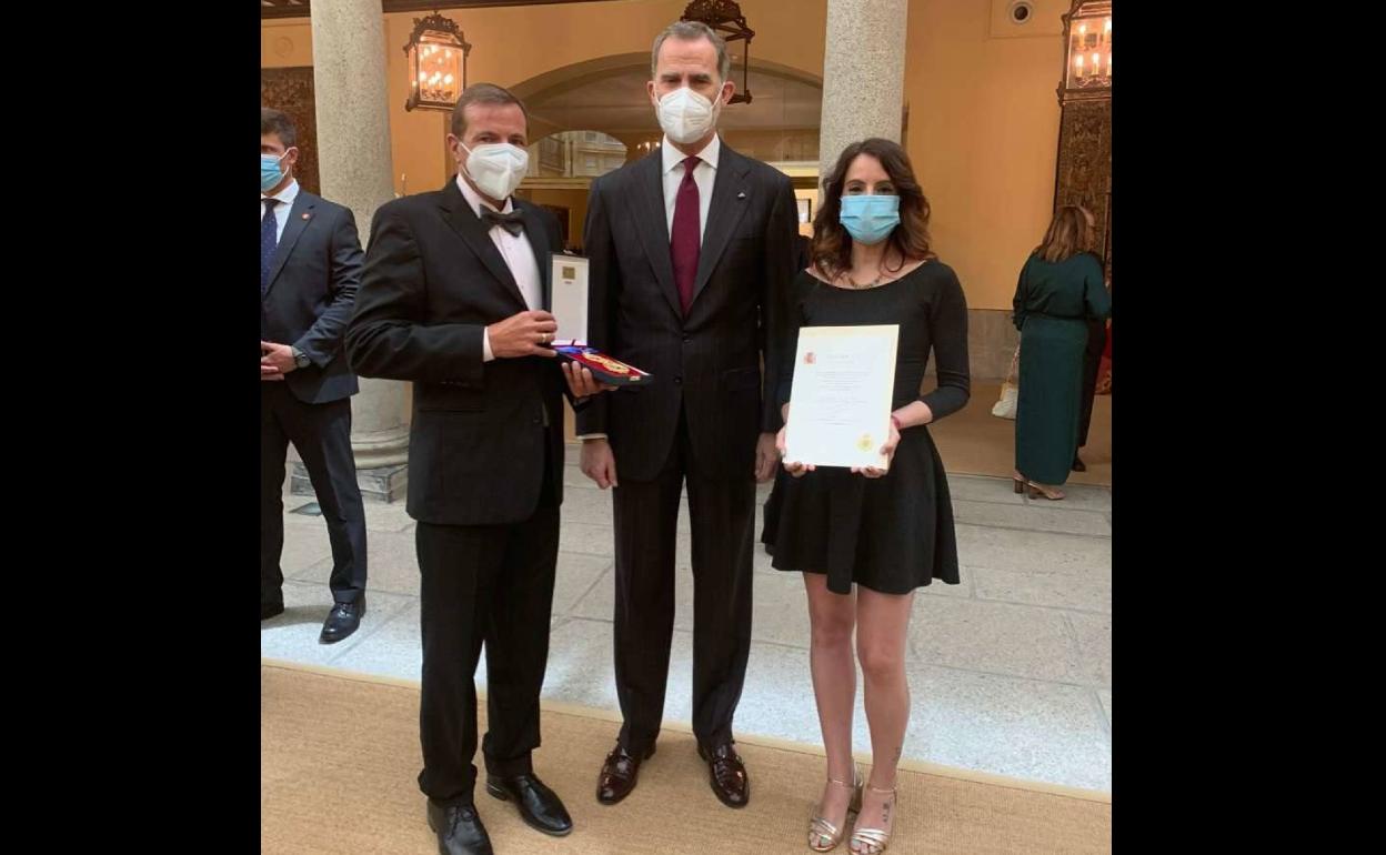 El Rey Felipe VI con la consejera de Cultura, Turismo y Deportes de la Junta de Extremadura, Nuria Flores Redondo, y el hijo del artista Wolf Vostell, Rafael Vostell 