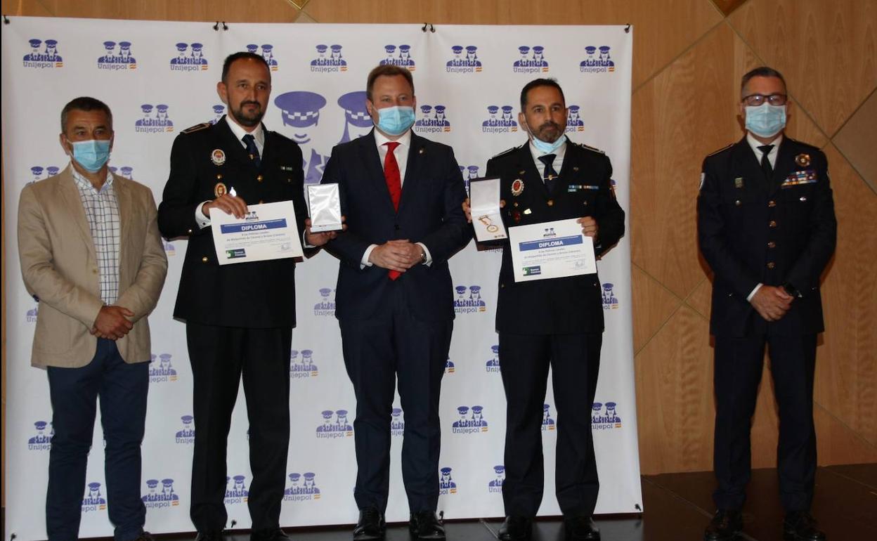 Segundo por la derecha; Alberto Moreno, Jefe de la Policía Local de Malpartida recoge el premio. ,