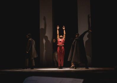 Imagen secundaria 1 - El Caballero de Olmedo, de Producciones La Barraca &amp; Cía, del malpartideño Jesús Custodio, obtiene un gran éxito de público y de crítica en el festival de teatro clásico de Cáceres