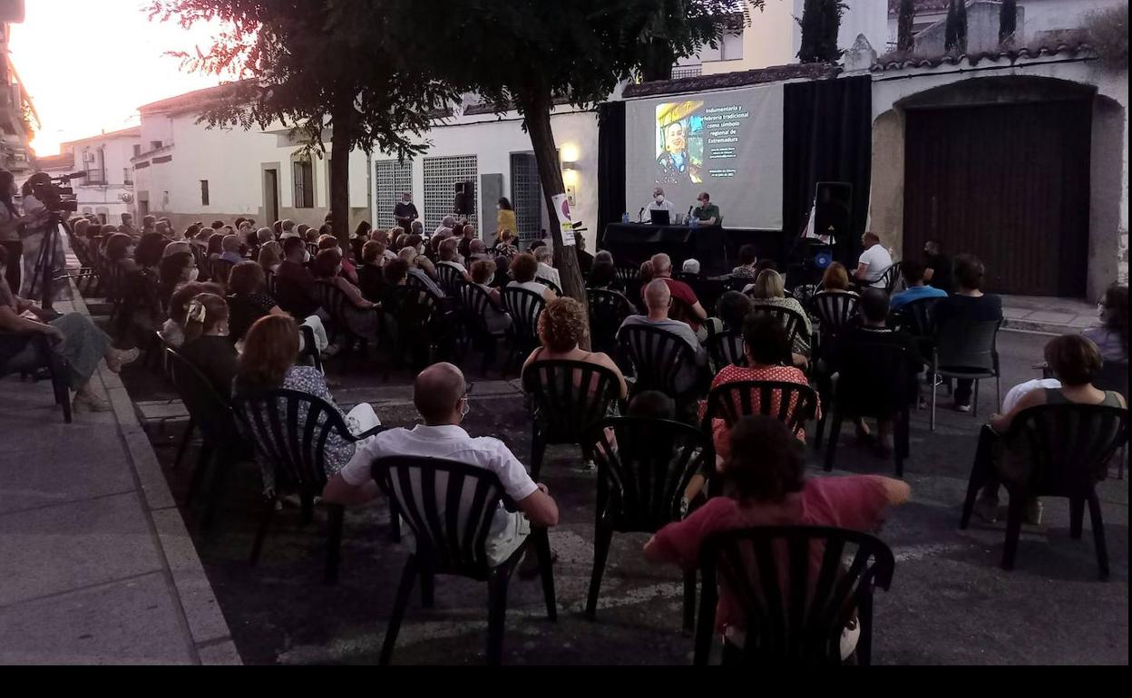 Inaugurada la exposición 'Indumentaria Tradicional de Malpartida de Cáceres'