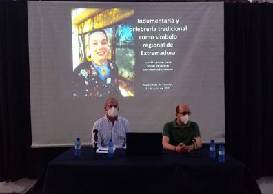 Imagen secundaria 1 - Inaugurada la exposición &#039;Indumentaria Tradicional de Malpartida de Cáceres&#039;