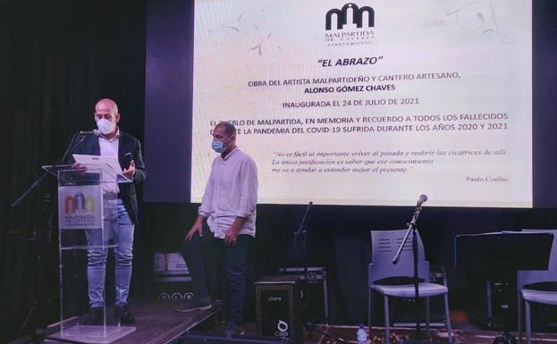 Imagen principal - Inaugurada la escultura &#039;El abrazo&#039; en honor a los fallecidos durante la pandemia