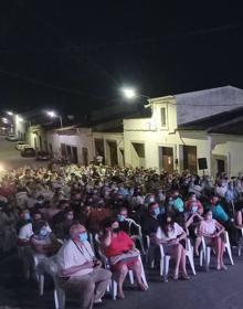 Imagen secundaria 2 - Inaugurada la escultura &#039;El abrazo&#039; en honor a los fallecidos durante la pandemia