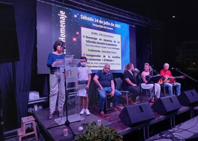 Imagen secundaria 1 - Inaugurada la escultura &#039;El abrazo&#039; en honor a los fallecidos durante la pandemia