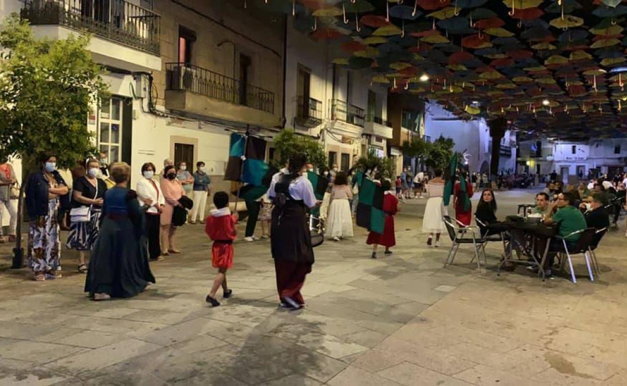 El pasacalles medieval recorriendo la Plaza Mayor. 