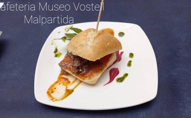Montadito de patatera con carrillera de cerdo. Mejor Tapa 2021 a Cafetería Museo Vostell Malpartida. 