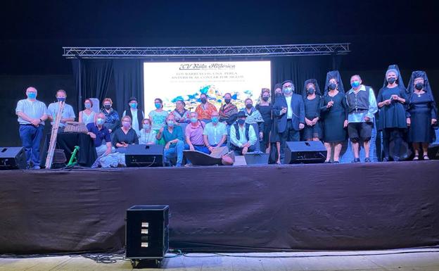 Imagen principal - Arriba, participantes en la ruta. Debajo, intervención del alcalde Alfredo Aguilera y el público asistente. 