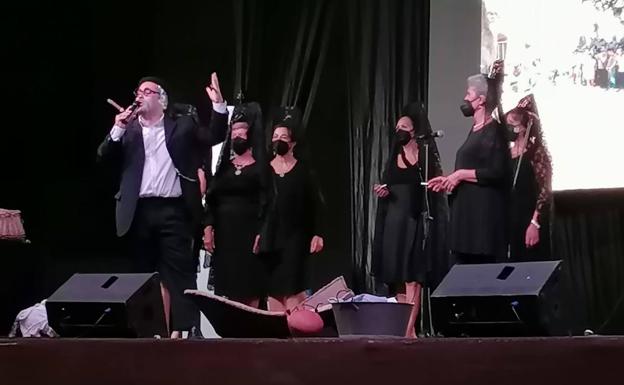 Imagen principal - El grupo de La Siembra durante su actuación. 
