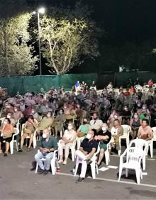 Imagen secundaria 2 - Arriba, participantes en la ruta. Debajo, intervención del alcalde Alfredo Aguilera y el público asistente. 