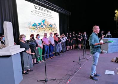 Imagen secundaria 1 - Arriba, participantes en la ruta. Debajo, intervención del alcalde Alfredo Aguilera y el público asistente. 