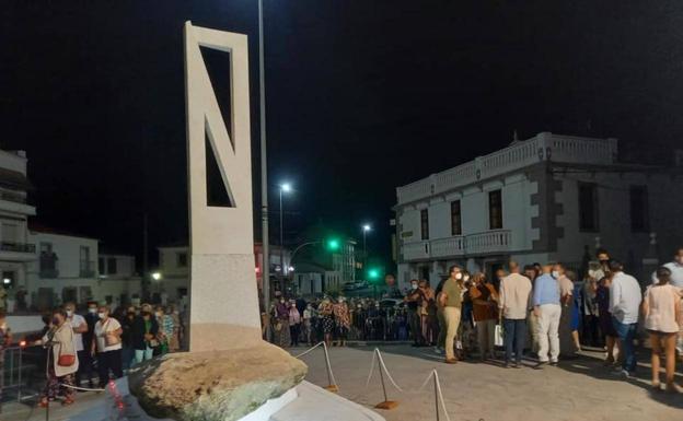 Inauguración de la escultura El Abrazo. 