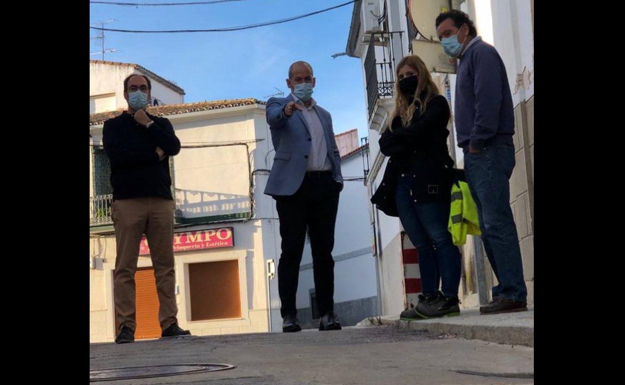 Alfredo Aguilera, alcalde de Malpartida, reunido sobre el terreno con los técnicos. 