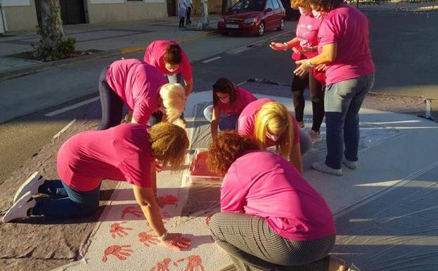 Imagen principal - Inaugurado el lazo conmemorativa de la lucha contra el cáncer en el Paseo Wolf Vostell