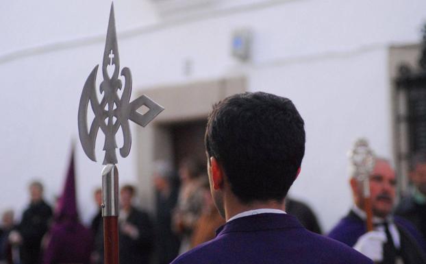 Guardador con su alabarda en una procesión de Jueves Santo. Foto Ana Agúndez.