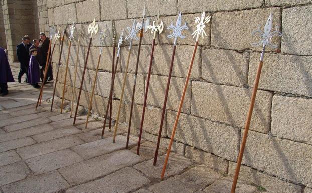 Variedad de alabardas malpartideñas preparadas para su fiunción en la Semana Santa. Archivo JAAG.