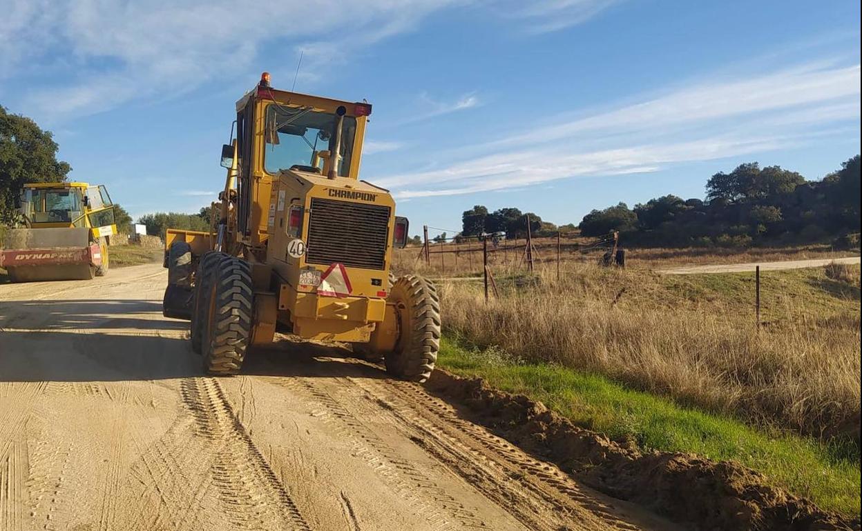 Comienzo de las obras en uno de los caminos rurales de la localidad. 
