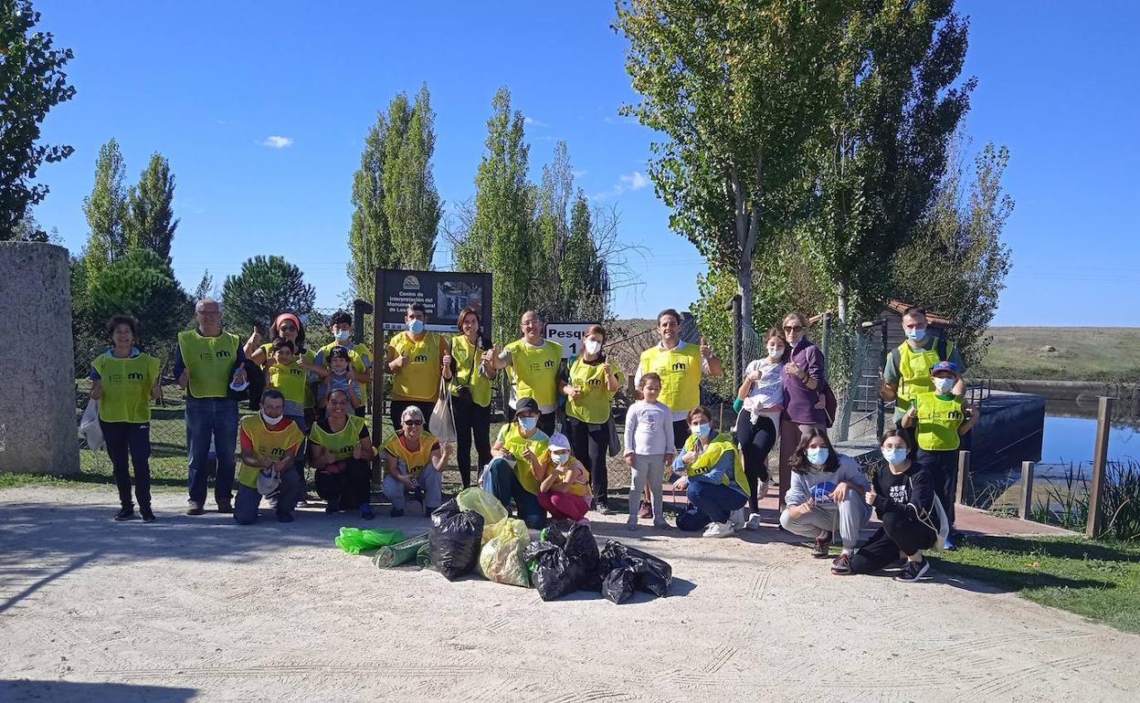 Foto de familia con las bolsas de basura recogidas durante la jornada. 