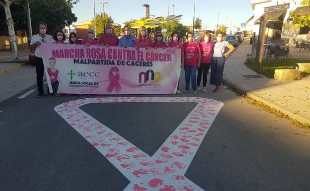 Imagen principal - Se recaudan 733 euros con la VII Marcha Rosa de Malpartida de Cáceres