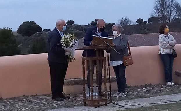 Imagen principal - Entrega de una placa para Luisa Téllez, esposa del profesor Juan Rosco.