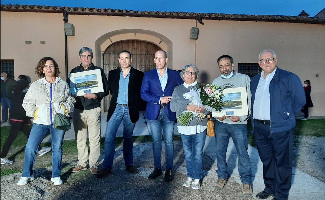 Foto de familia con las autoridades tras el homenaje. 