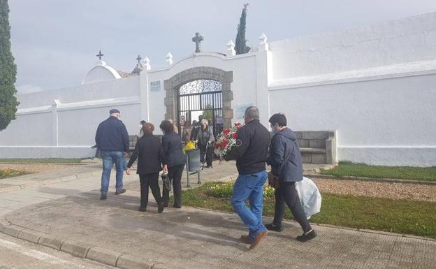 Imagen principal - Aparcamiento y entrada con numerosos visitantes. 