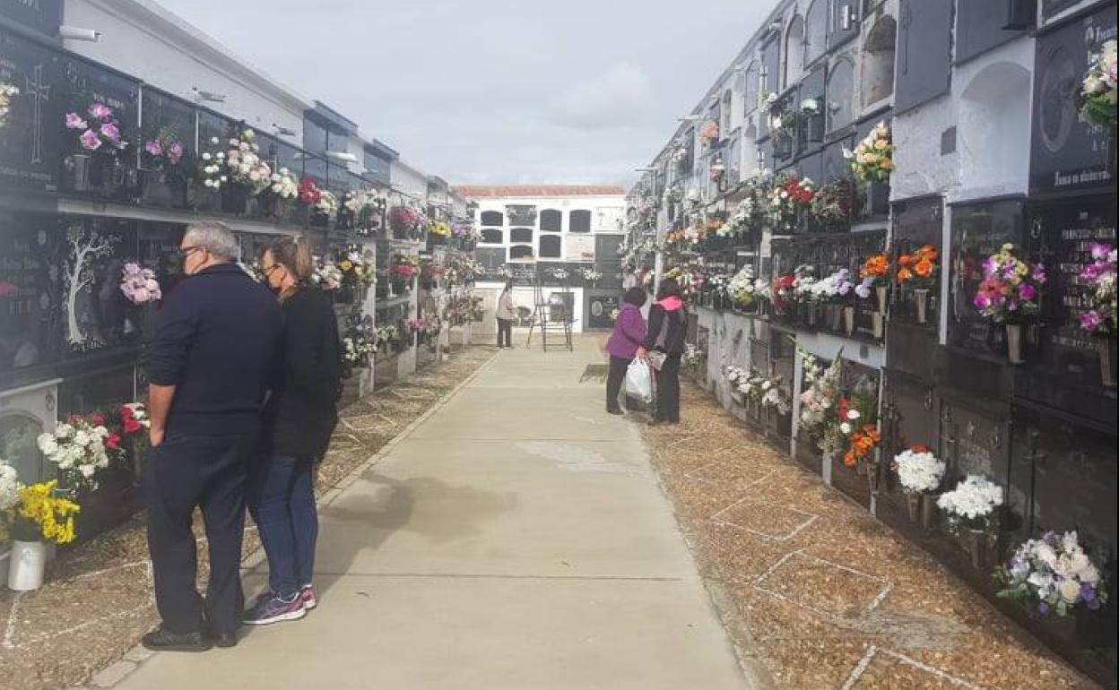 Varias personas visitan a sus seres queridos en el Día de Todos los Santos. 