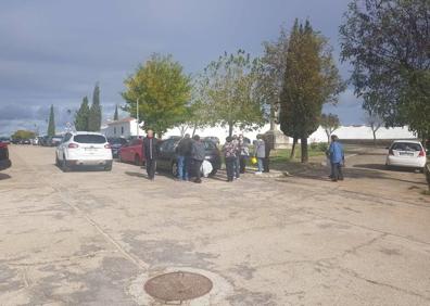 Imagen secundaria 1 - Aparcamiento y entrada con numerosos visitantes. 